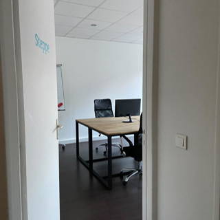 Bureau privé 22 m² 5 postes Coworking Rue Louis Blanc Paris 75010 - photo 3